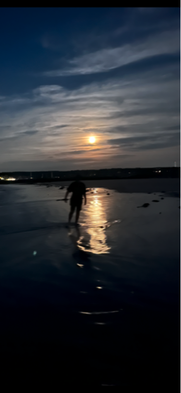 Sylvana Weinsteins image of her son under the Blue moon, Wingersheek Beach, August 2023